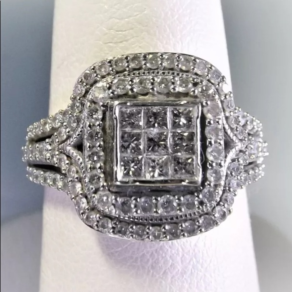 Gorgeous 1.10 carat 10k white gold diamond ring
